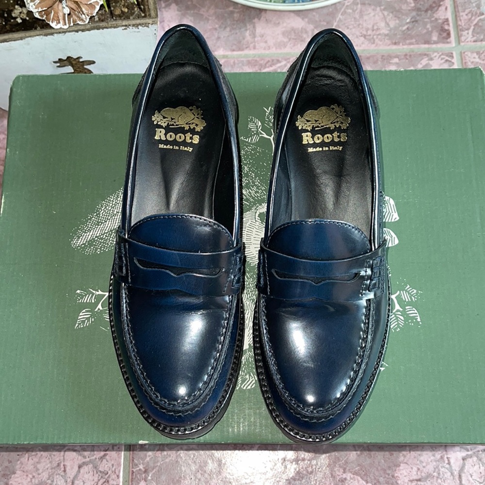Woman’s roots Oxford dark navy leather shoes